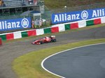 ヘアピンでコースアウトするフェラーリ